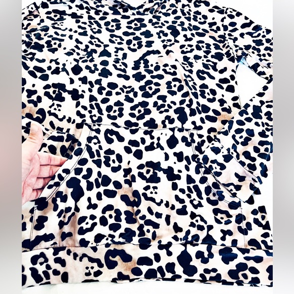 🤎🤍HOODIE~ Long sleeved leopard hoodie tee with kangaroo pocket🤍🤎 - Picture 4 of 6
